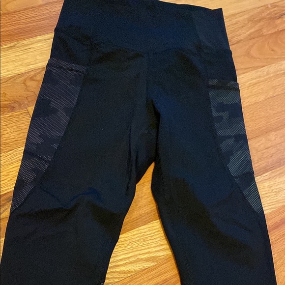 ZYIA Pants - Zyia Black Camo Reflective Brilliant Hi-Rise 20” Capri size 2